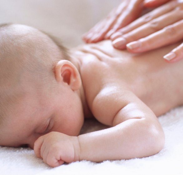 massage bébé par Marie Leber